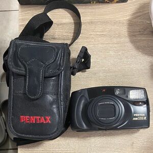 Vintage Pentax Zoom 105-R Black Digital Camera with Case